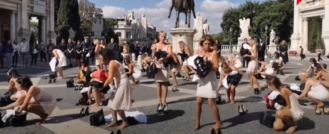 Hosteslerden dikkat çeken protesto! Meydanda soyundular... 7