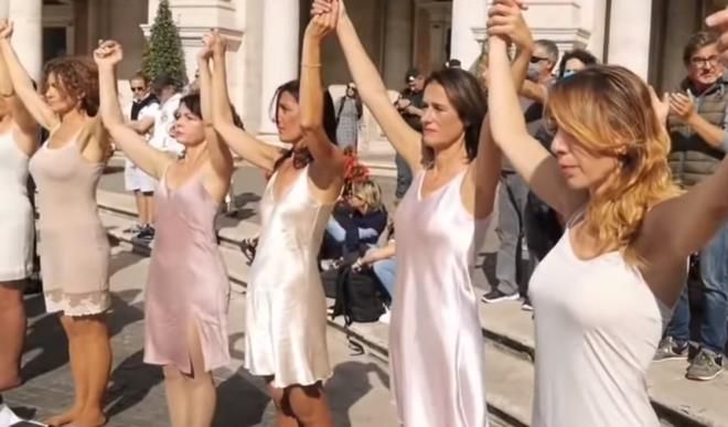 Hosteslerden dikkat çeken protesto! Meydanda soyundular... 10