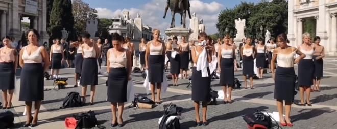 Hosteslerden dikkat çeken protesto! Meydanda soyundular... 4