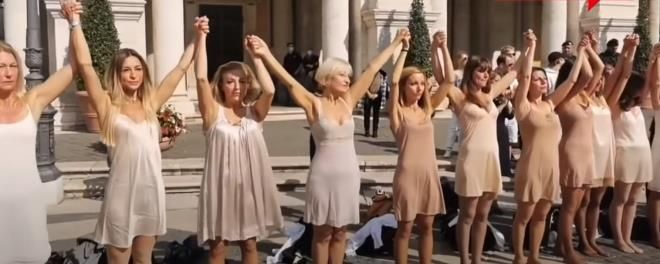 Hosteslerden dikkat çeken protesto! Meydanda soyundular... 9