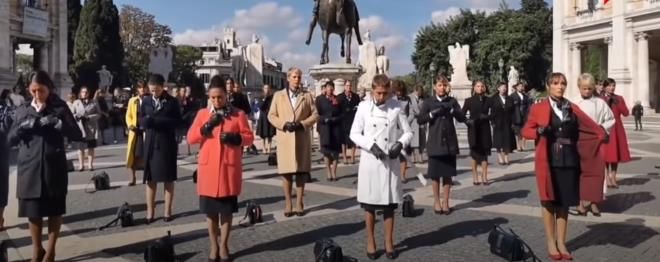 Hosteslerden dikkat çeken protesto! Meydanda soyundular... 2