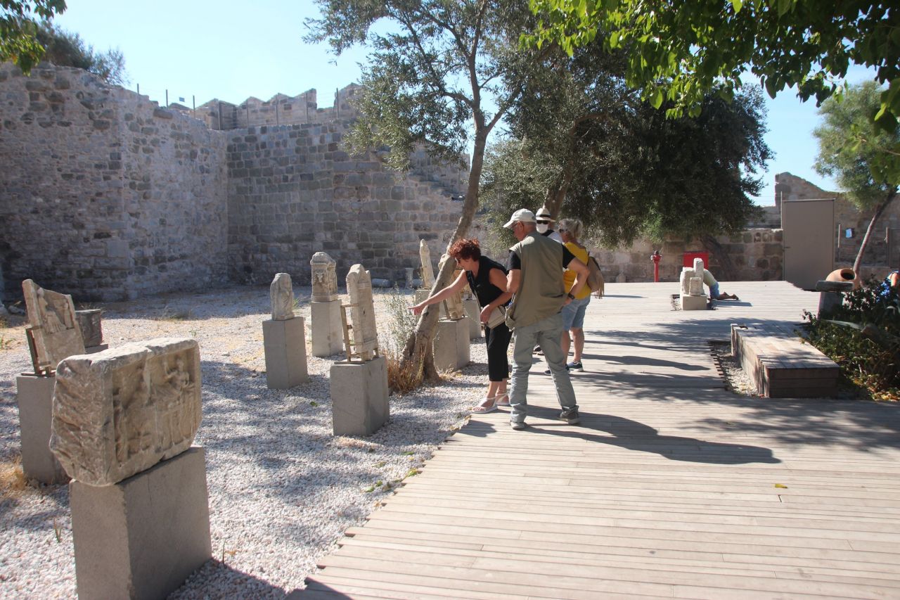 2021 yılında yerli ve yabancı turistler restorasyonu tamamlanan Bodrum Kalesi’ne akın etti 6