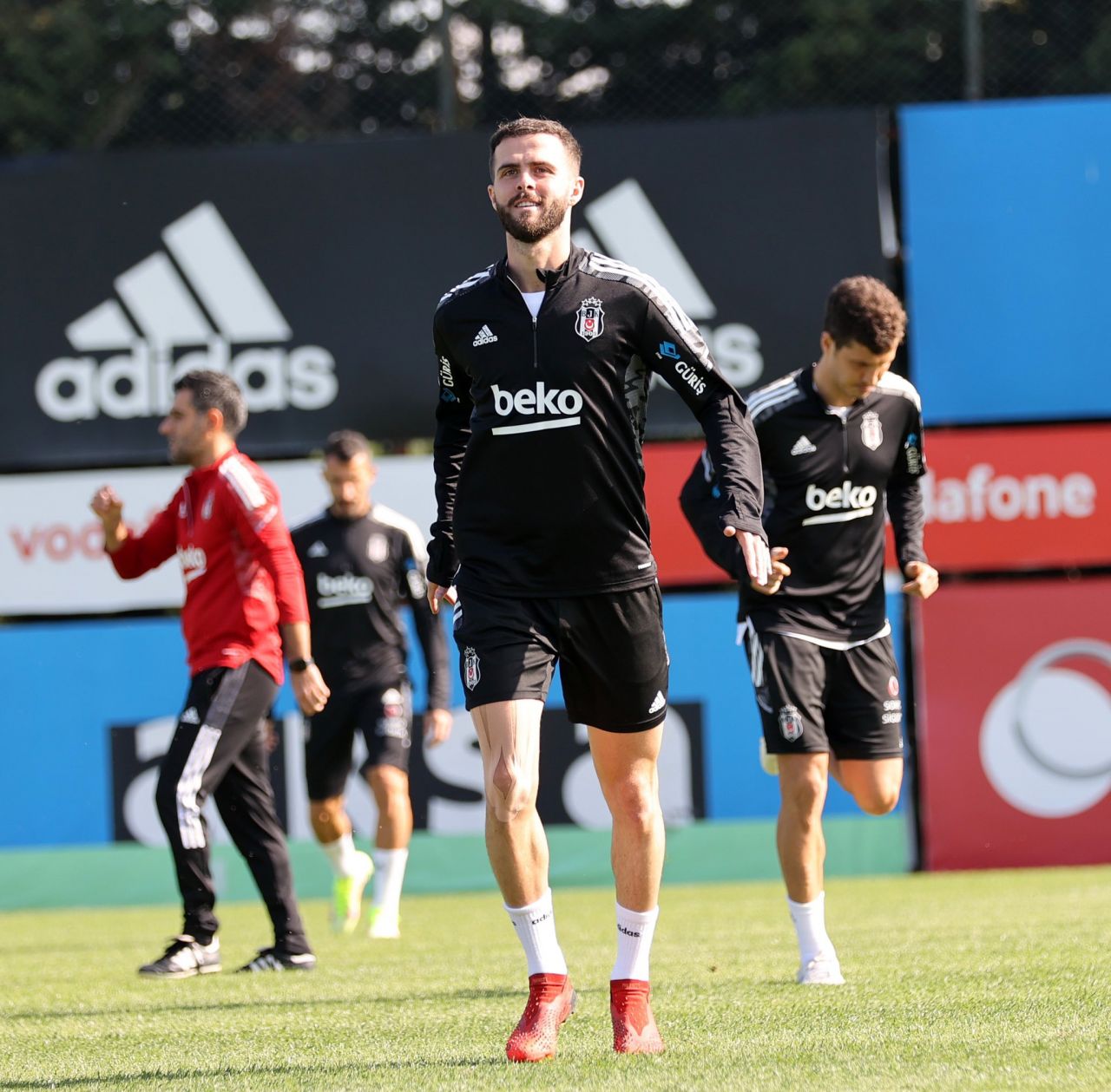 Beşiktaş'ın derbi hazırlıkları... Galatasaray galibiyeti primini duyan futbolcuların yüzü gülüyor 3