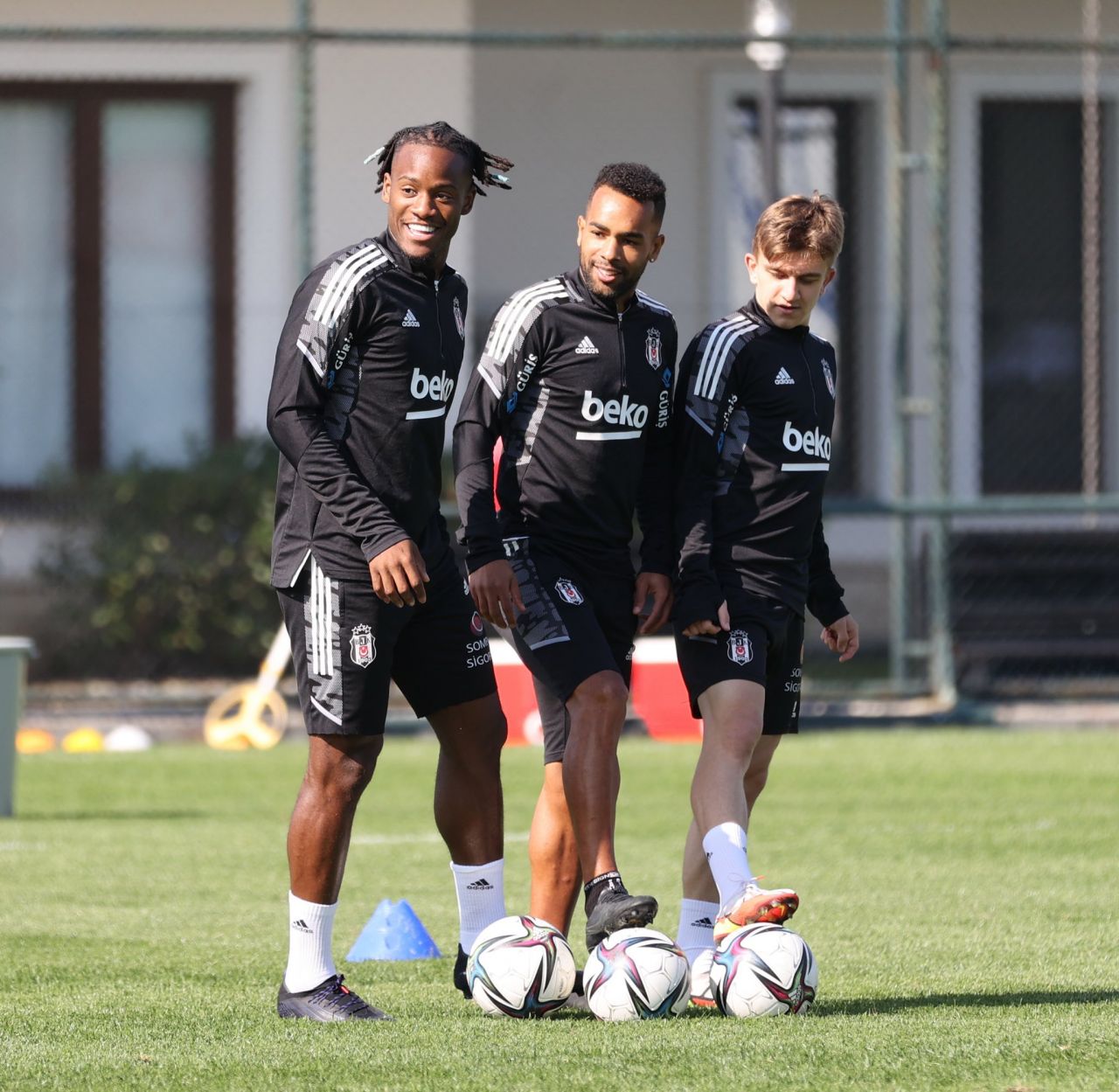Beşiktaş'ın derbi hazırlıkları... Galatasaray galibiyeti primini duyan futbolcuların yüzü gülüyor 1