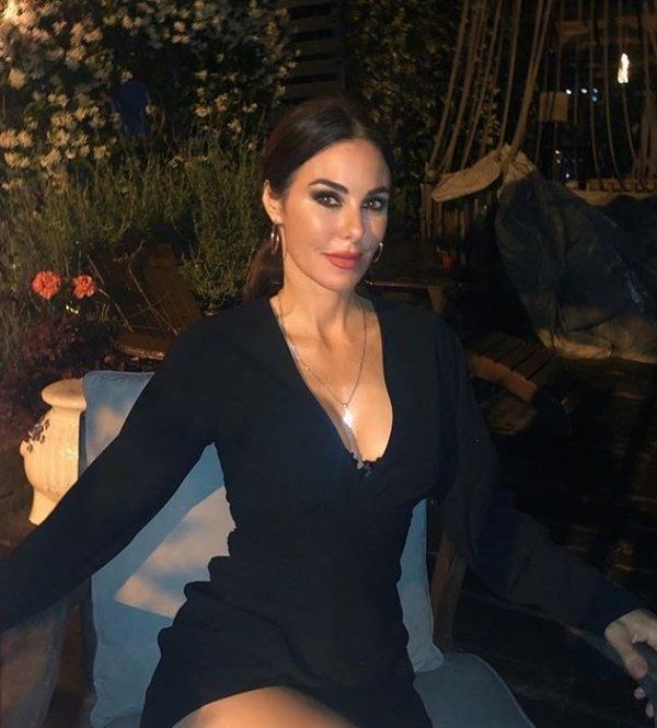 Defne Samyeli yeni aşkını derin dekoltesiyle duyurdu! 48 yaşındaki Samyeli güzellik sırrını açıkladı 9