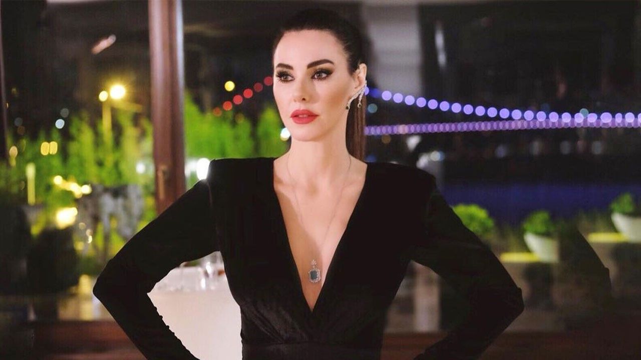 Defne Samyeli yeni aşkını derin dekoltesiyle duyurdu! 48 yaşındaki Samyeli güzellik sırrını açıkladı 12