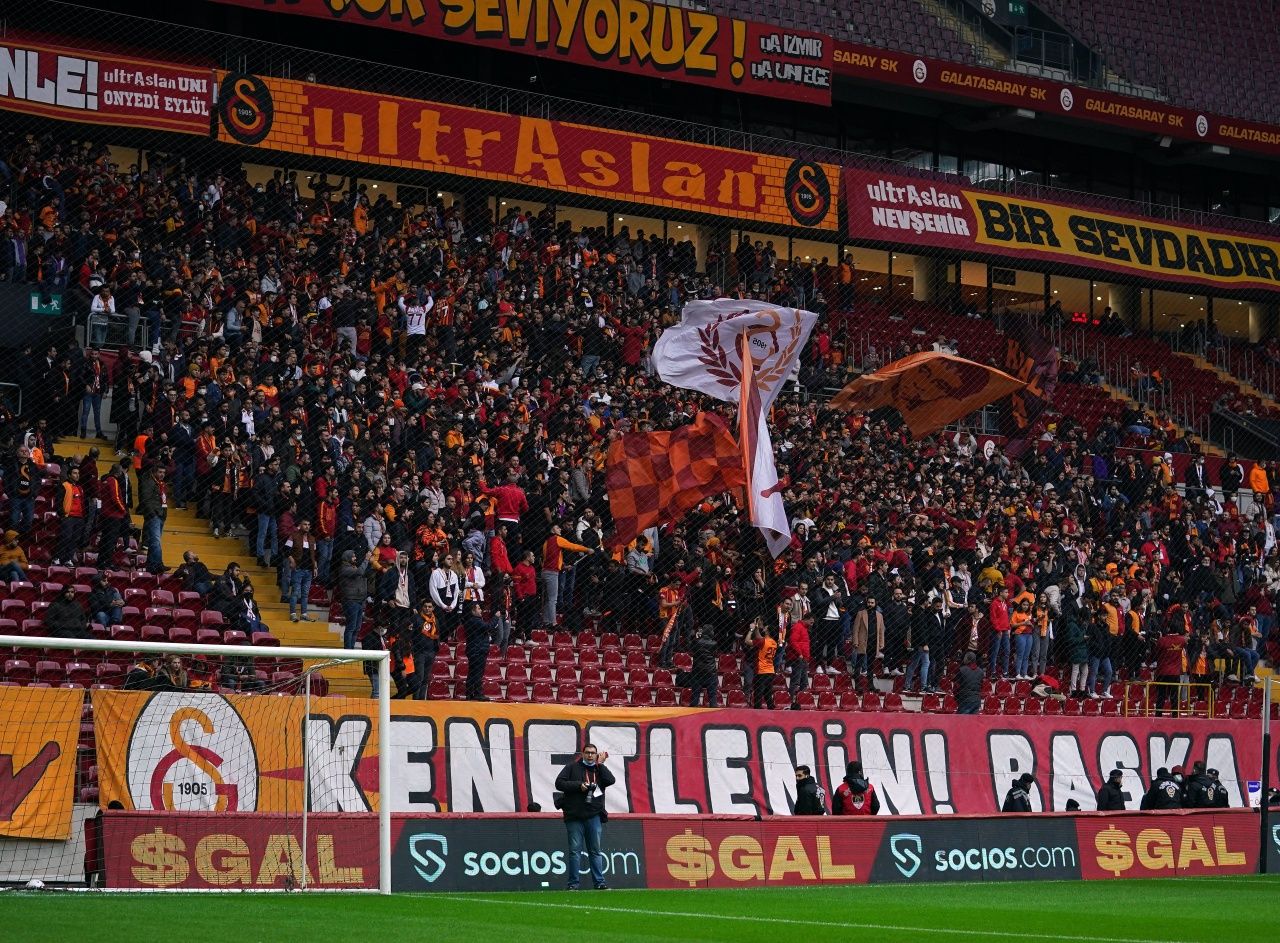 Galatasaray'ın Beşiktaş derbisi öncesi taraftara açık idmanında tribünler boş kaldı 2