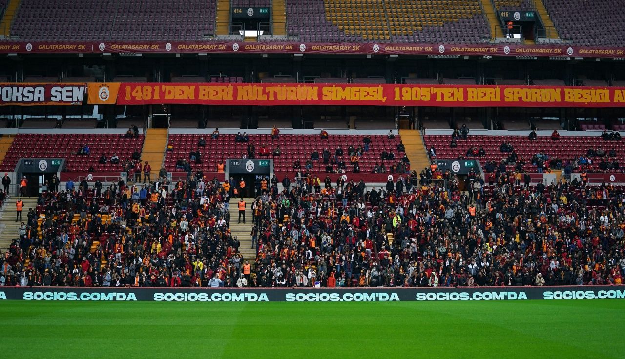 Galatasaray'ın Beşiktaş derbisi öncesi taraftara açık idmanında tribünler boş kaldı 3