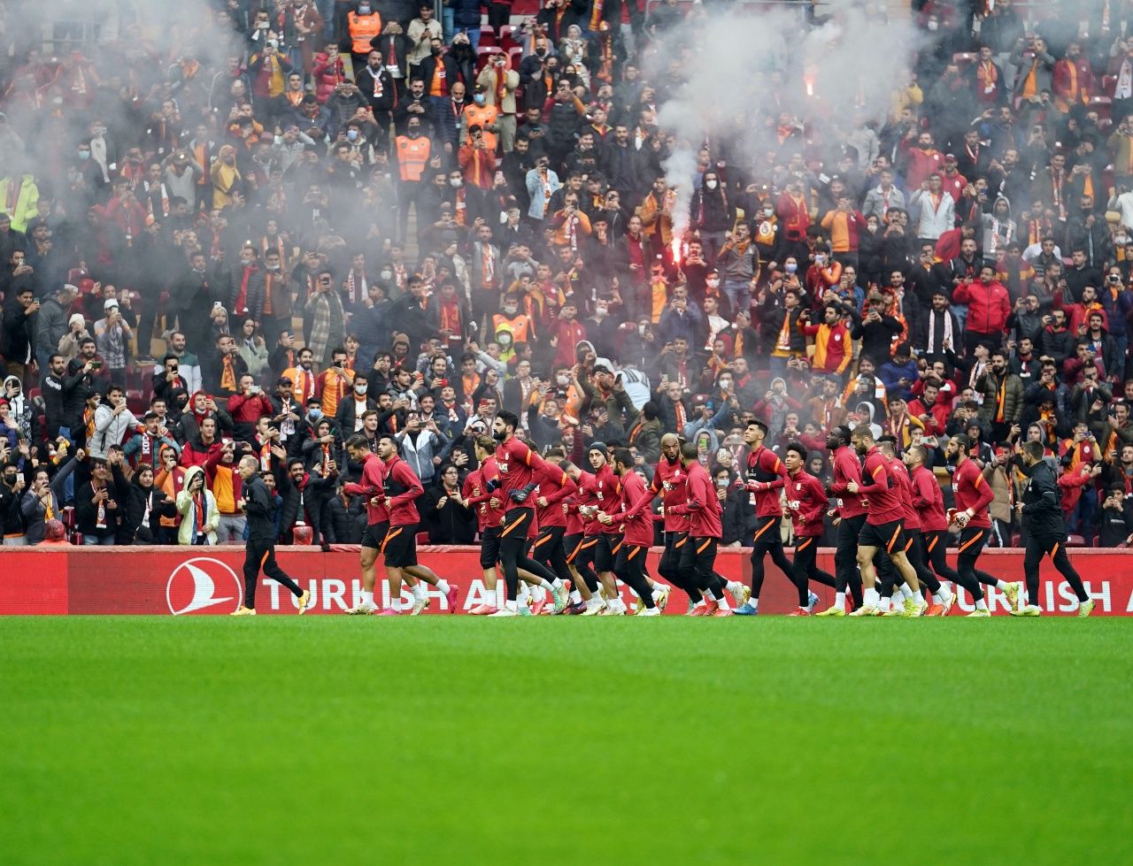 Galatasaray'ın Beşiktaş derbisi öncesi taraftara açık idmanında tribünler boş kaldı 4