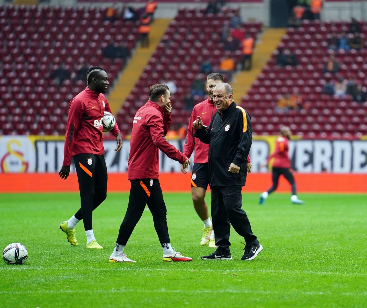 Galatasaray'ın Beşiktaş derbisi öncesi taraftara açık idmanında tribünler boş kaldı 5