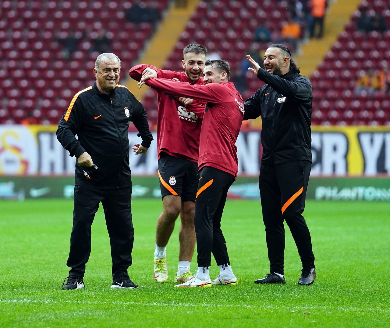 Galatasaray'ın Beşiktaş derbisi öncesi taraftara açık idmanında tribünler boş kaldı 6