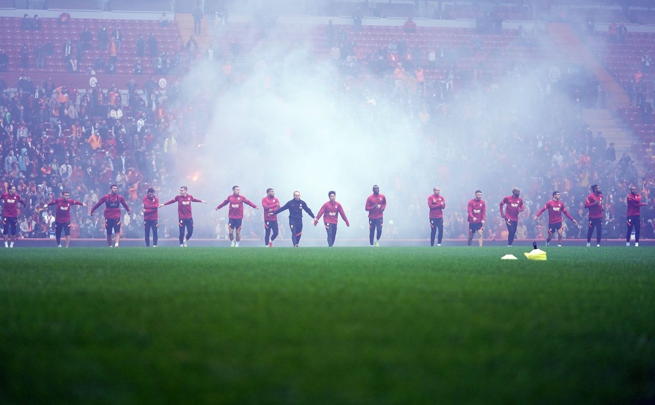 Galatasaray'ın Beşiktaş derbisi öncesi taraftara açık idmanında tribünler boş kaldı 7