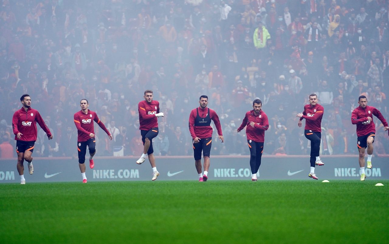Galatasaray'ın Beşiktaş derbisi öncesi taraftara açık idmanında tribünler boş kaldı 8