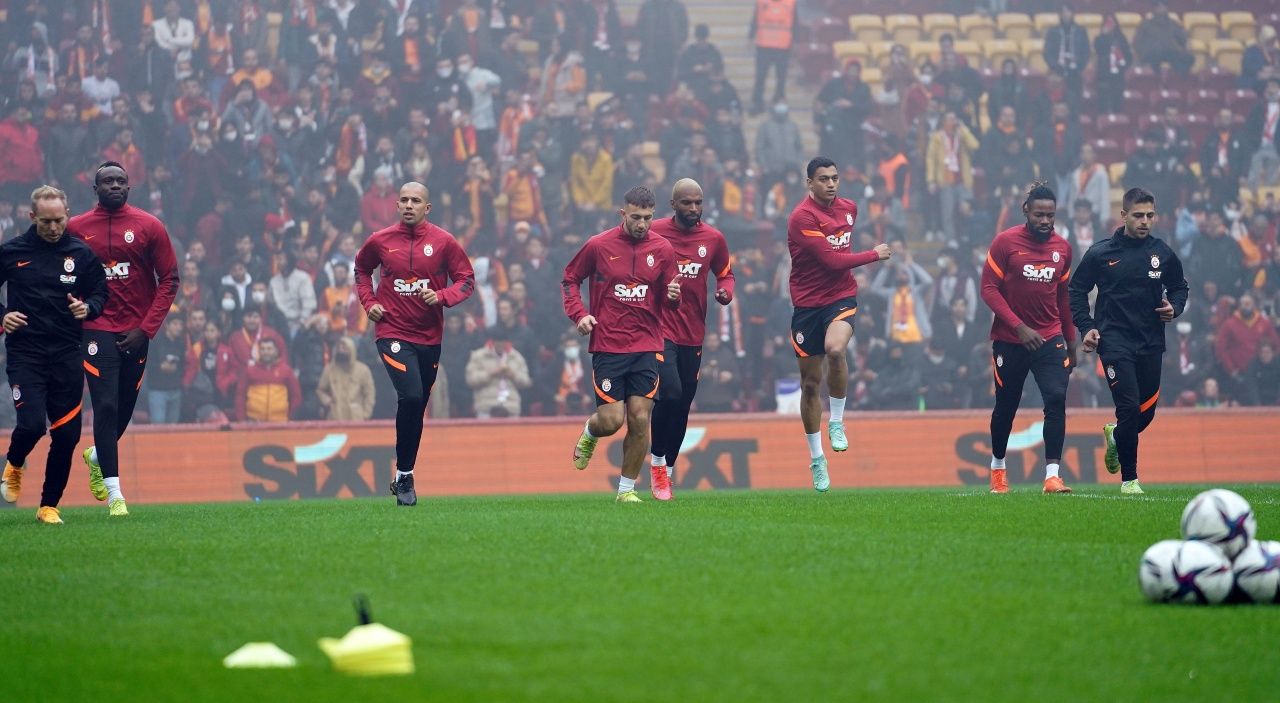 Galatasaray'ın Beşiktaş derbisi öncesi taraftara açık idmanında tribünler boş kaldı 9