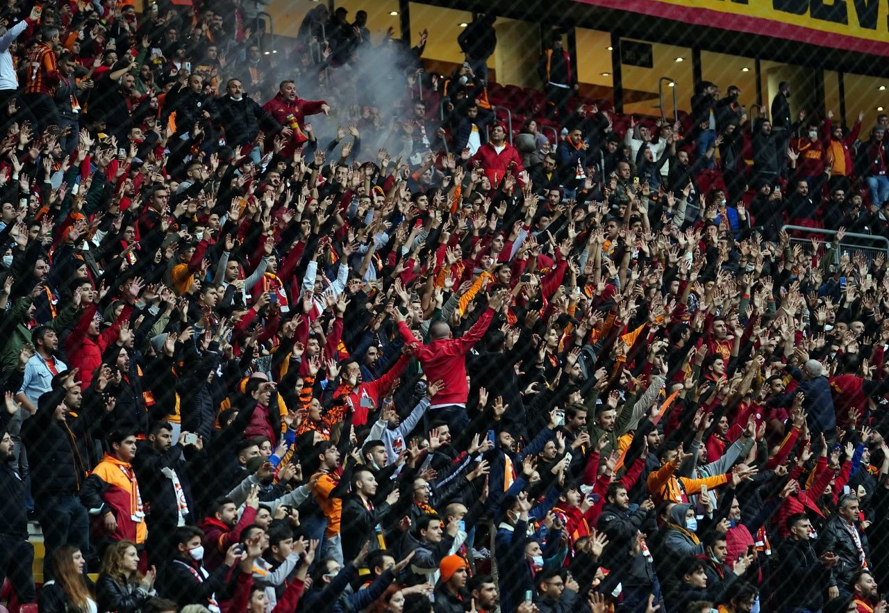 Galatasaray'ın Beşiktaş derbisi öncesi taraftara açık idmanında tribünler boş kaldı 1