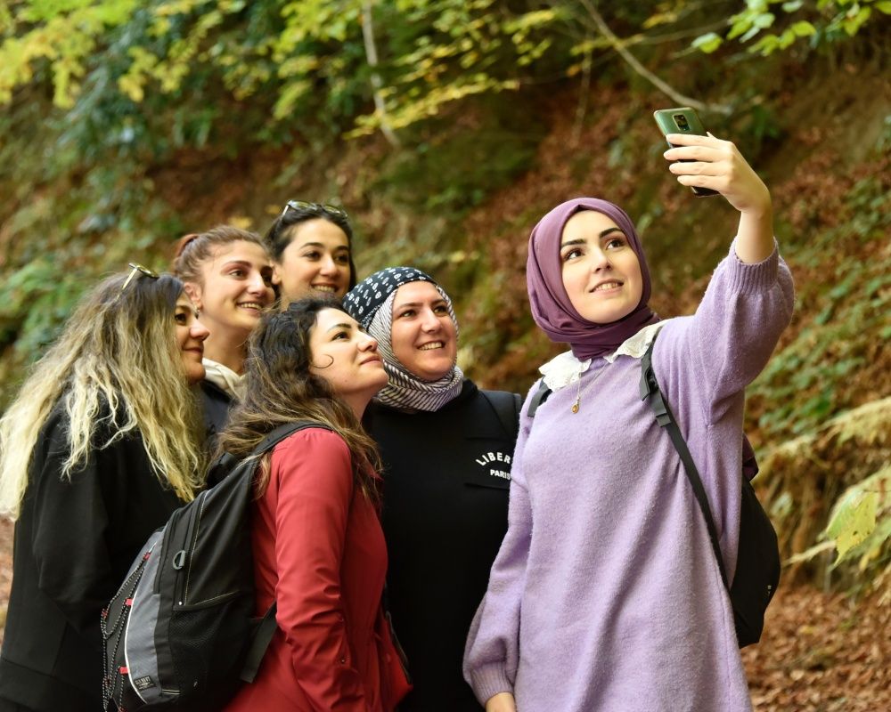 Yüzlerce yıllık devasa ağaçlara ev sahipliği yapan 'canlı ağaç müzesi' Örümcek Ormanları'nda sonbahar 7