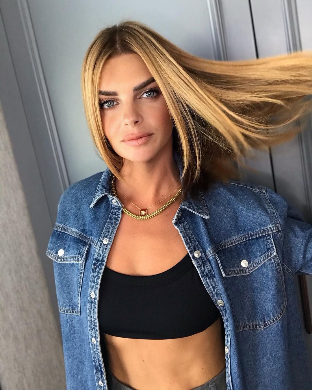 İmaj değiştiren Pelin Karahan'ın mini etekli fit hali dikkat çekti! Pozlarını takipçileri beğeni yağmuruna tuttu 3