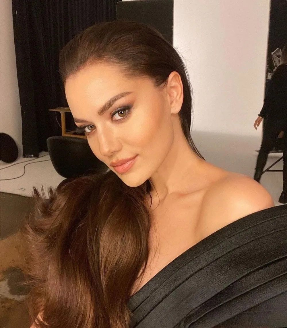 Fahriye Evcen sanal linç yedi! Verdiği poz hayranlarını deliye döndürdü! Şeyma'nın yolundan gidiyor! 1
