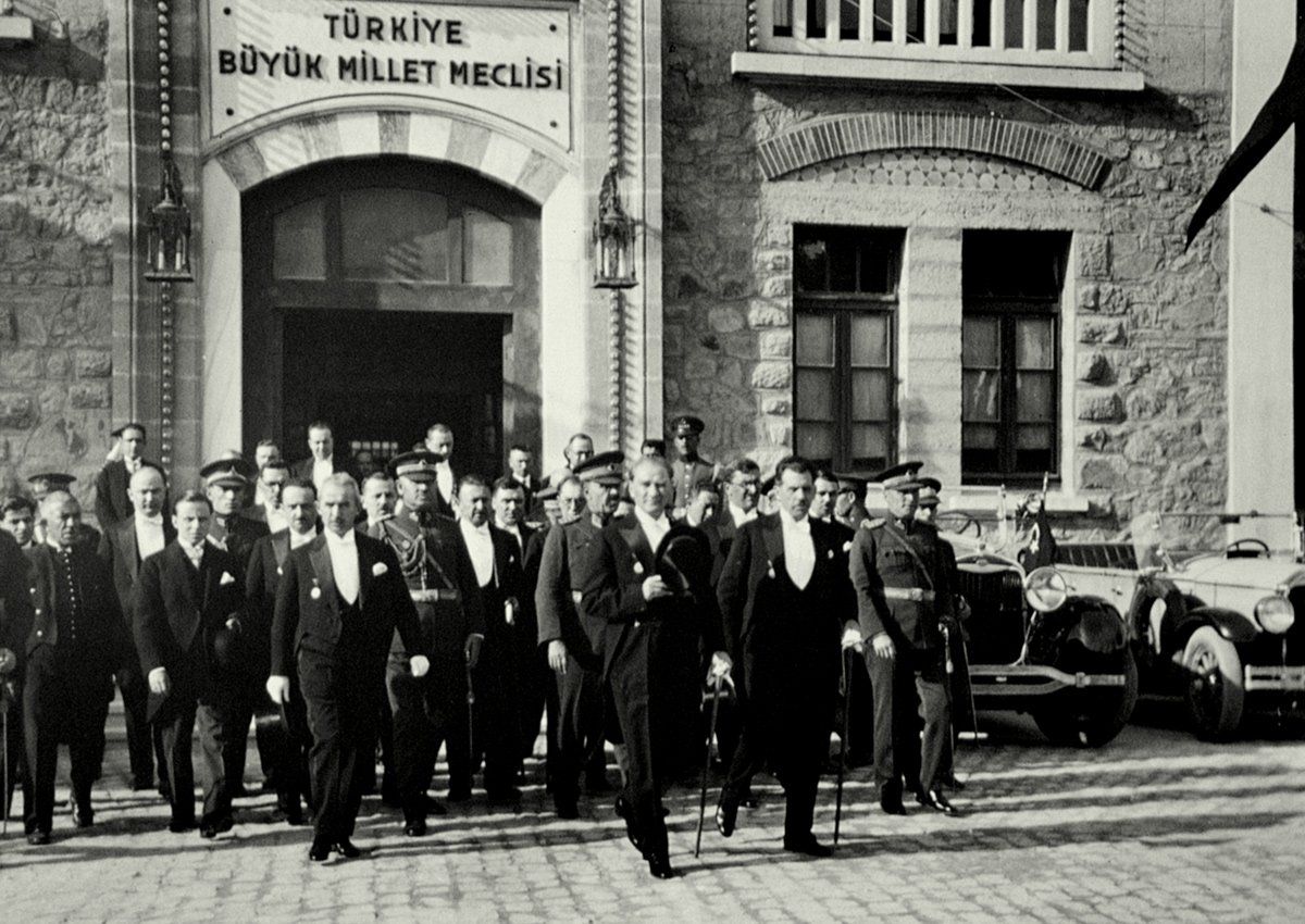 Türk milletinin bağımsızlık ateşinin yıl dönümü! İşte 98 yıl önce Millet Meclisi'nde yaşananlar... 10