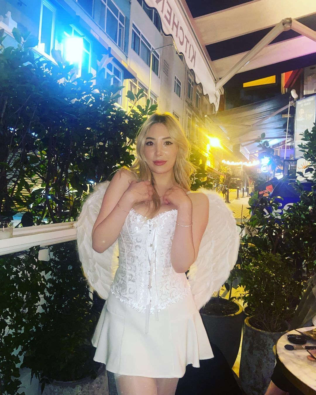 Mehmet Ali Erbil'in kızı Yasmin Erbil'in Cadılar Bayramı kostümü sosyal medyayı salladı! Derin göğüs dekolteli elbisesi dikkat çekti 7