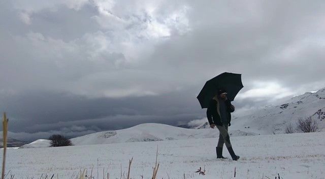 Kar Yüksekova'yı beyaza bürüdü... Kar kalınlığı 5 santimi buldu 2