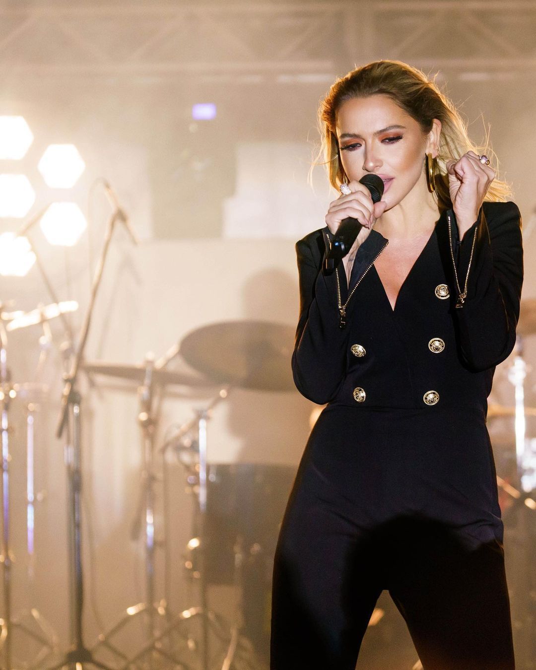 Büyük değişim! Mehmet Dinçerler ile aşk yaşayan Hadise cesur sahne kostümleri ve mayolarına veda etti 21
