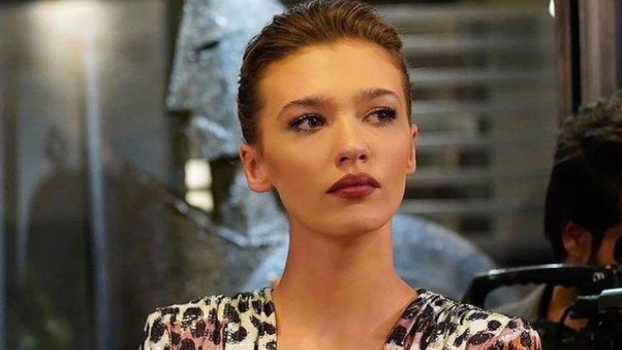 Melisa Döngel iç çamaşırlı yatak pozuyla nefes kesti! İlk yorum Demet Akalın'dan geldi! 8