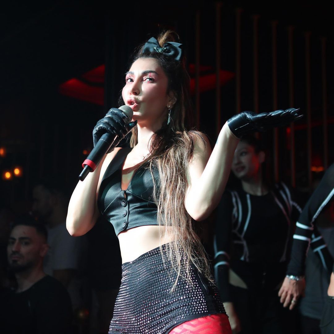 Hande Yener'in kırmızı çorabı fiyatıyla dudak uçuklattı 4
