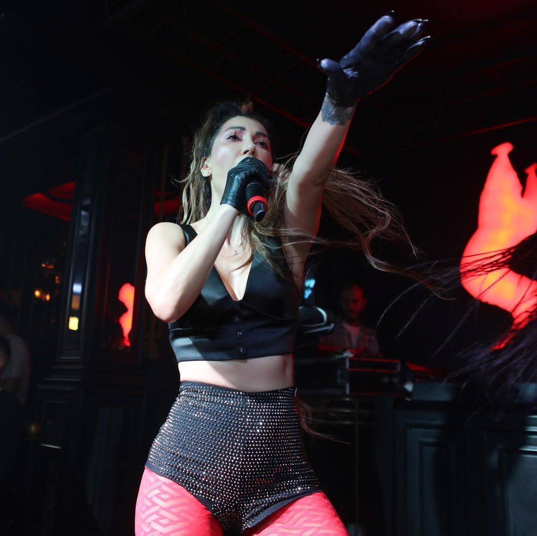 Hande Yener'in kırmızı çorabı fiyatıyla dudak uçuklattı 5
