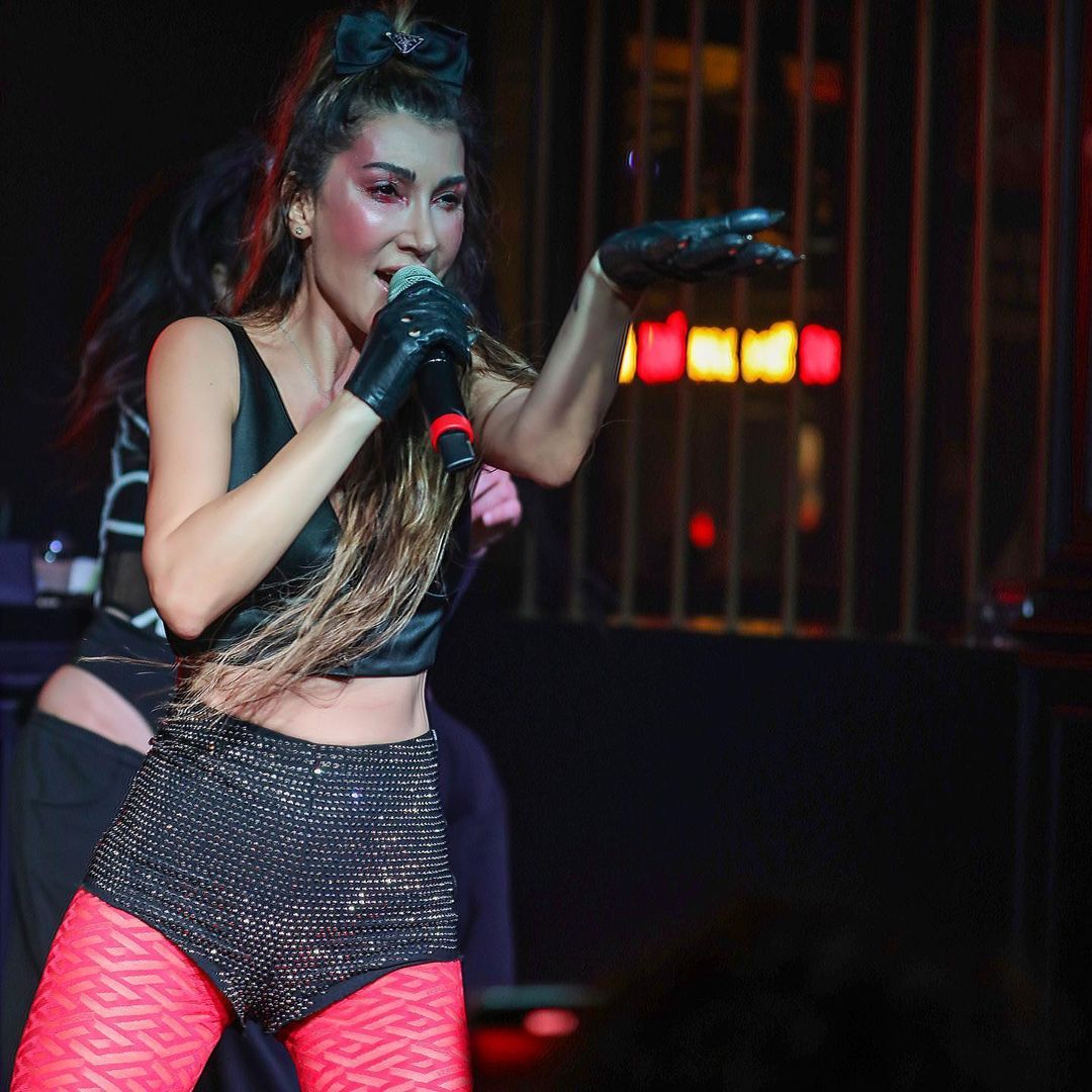 Hande Yener'in kırmızı çorabı fiyatıyla dudak uçuklattı 7