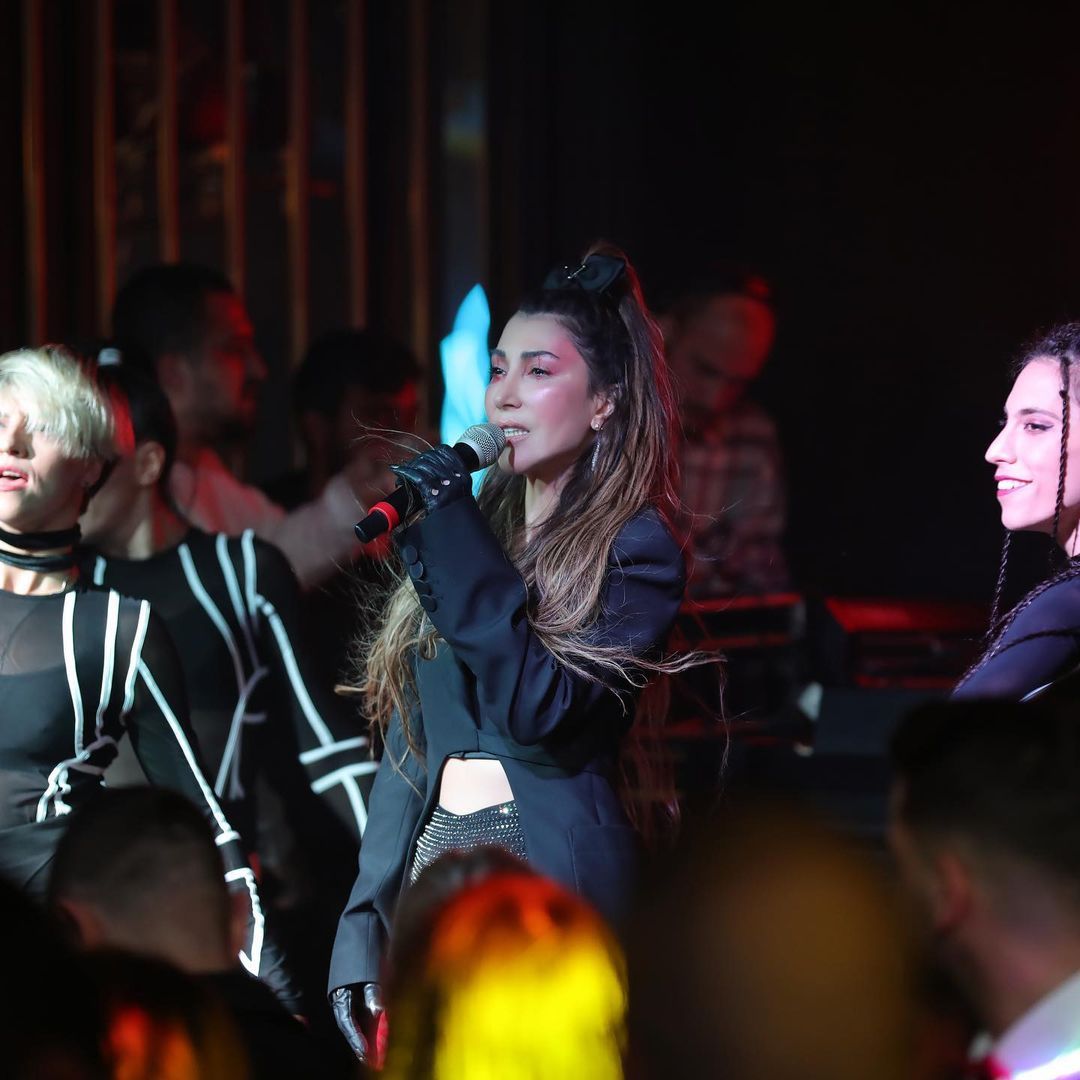 Hande Yener'in kırmızı çorabı fiyatıyla dudak uçuklattı 9
