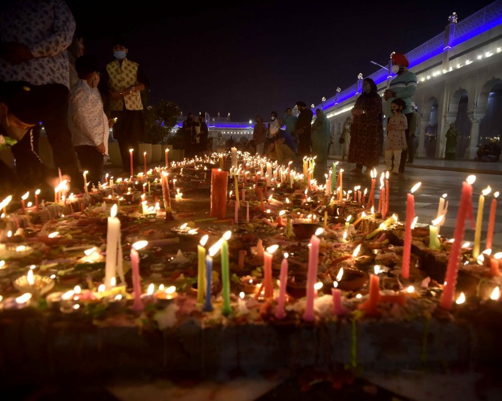 Hindular tarafından kutlanan Diwali Işık Festivali Yeni Delhi'nin hava kalitesini düşürdü 1