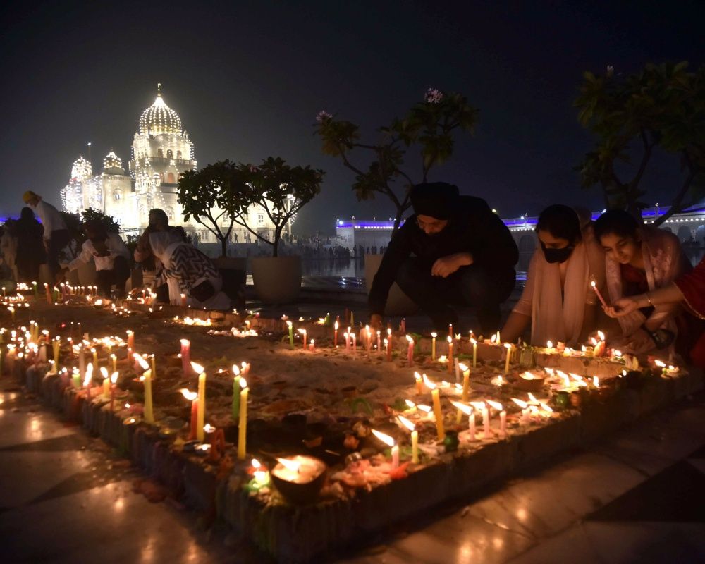 Hindular tarafından kutlanan Diwali Işık Festivali Yeni Delhi'nin hava kalitesini düşürdü 2