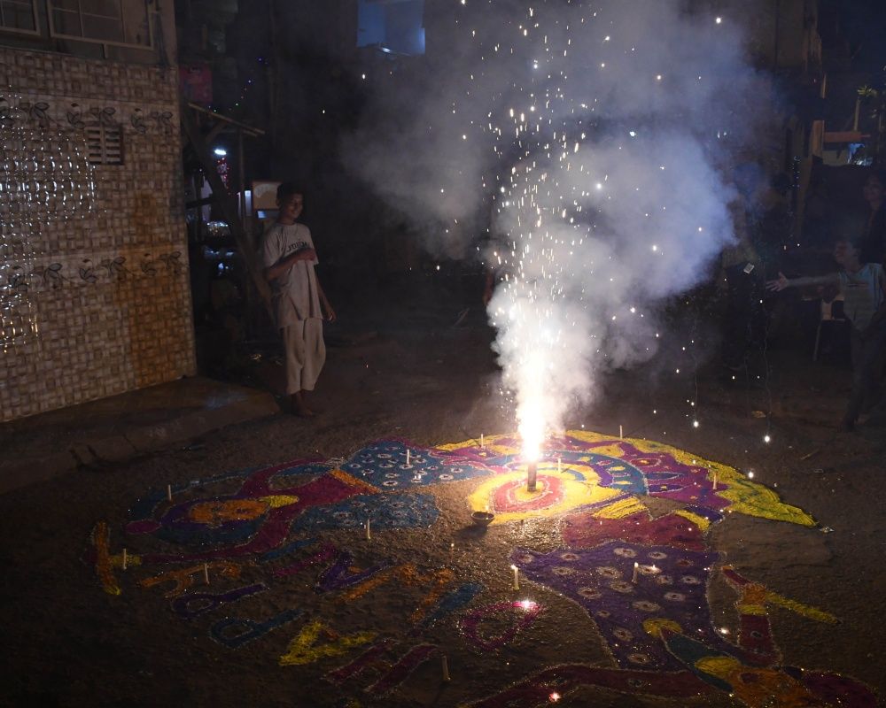 Hindular tarafından kutlanan Diwali Işık Festivali Yeni Delhi'nin hava kalitesini düşürdü 8