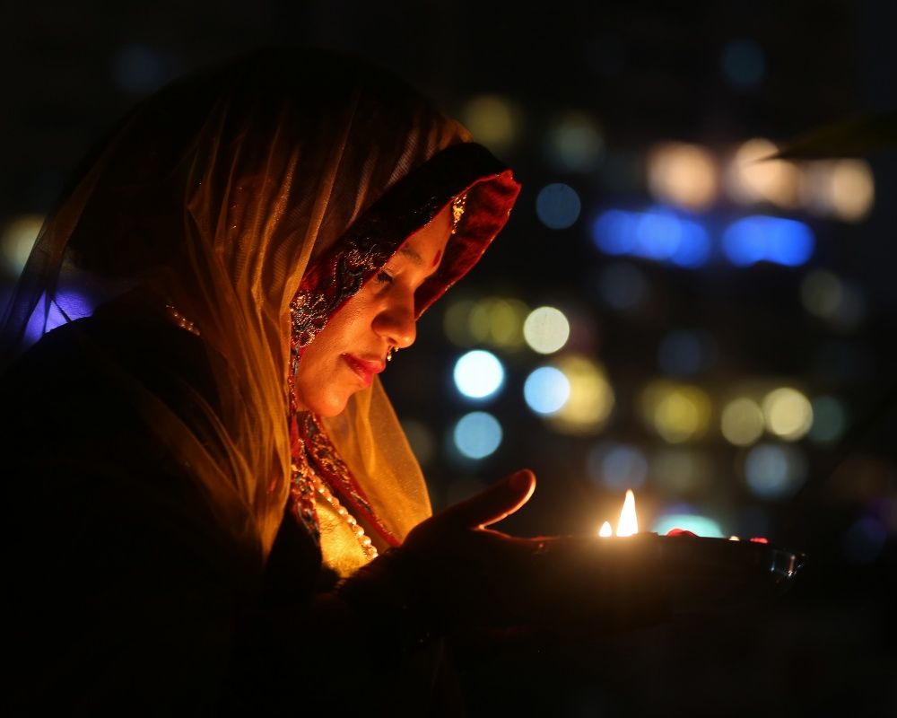 Hindular tarafından kutlanan Diwali Işık Festivali Yeni Delhi'nin hava kalitesini düşürdü 13