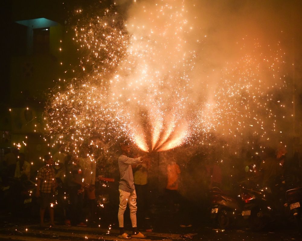 Hindular tarafından kutlanan Diwali Işık Festivali Yeni Delhi'nin hava kalitesini düşürdü 16