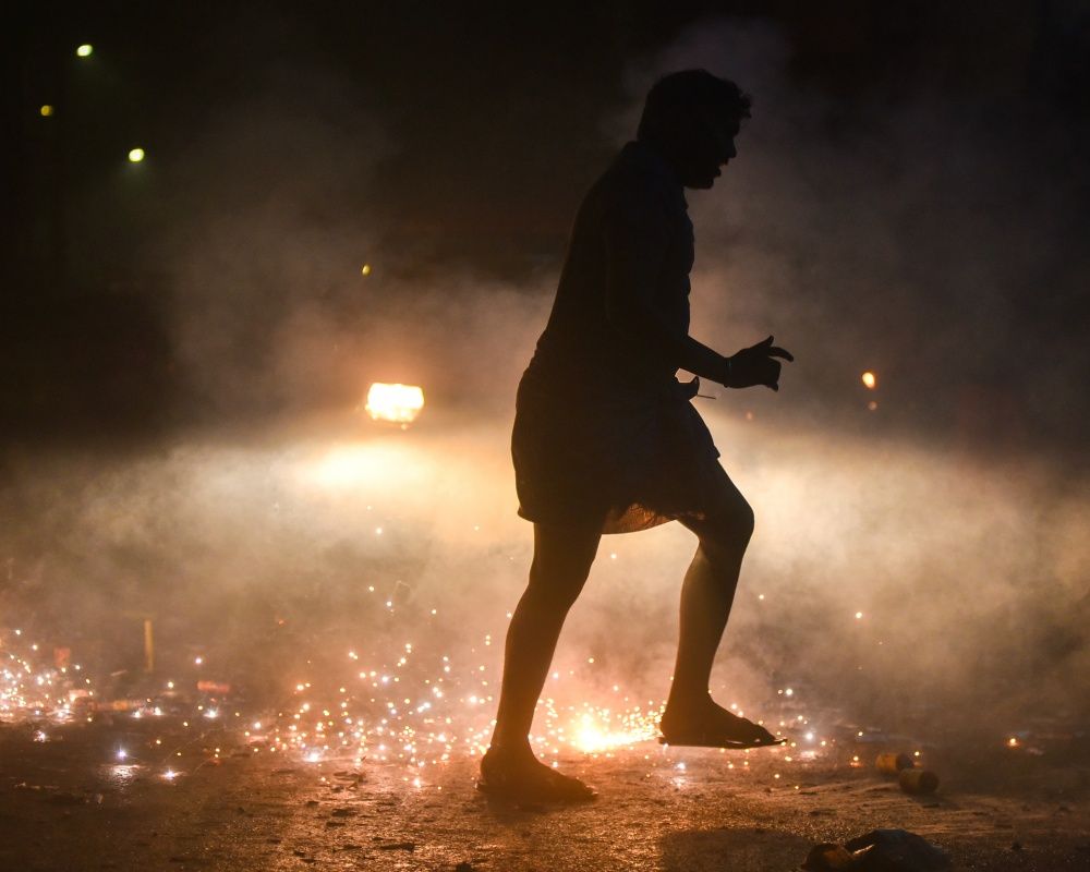Hindular tarafından kutlanan Diwali Işık Festivali Yeni Delhi'nin hava kalitesini düşürdü 17