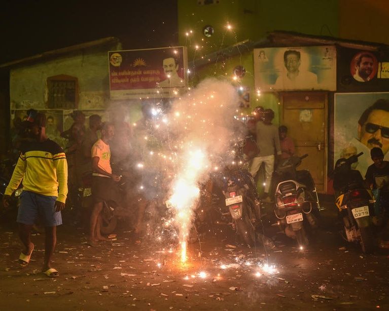 Hindular tarafından kutlanan Diwali Işık Festivali Yeni Delhi'nin hava kalitesini düşürdü 18