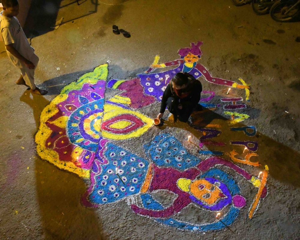 Hindular tarafından kutlanan Diwali Işık Festivali Yeni Delhi'nin hava kalitesini düşürdü 19