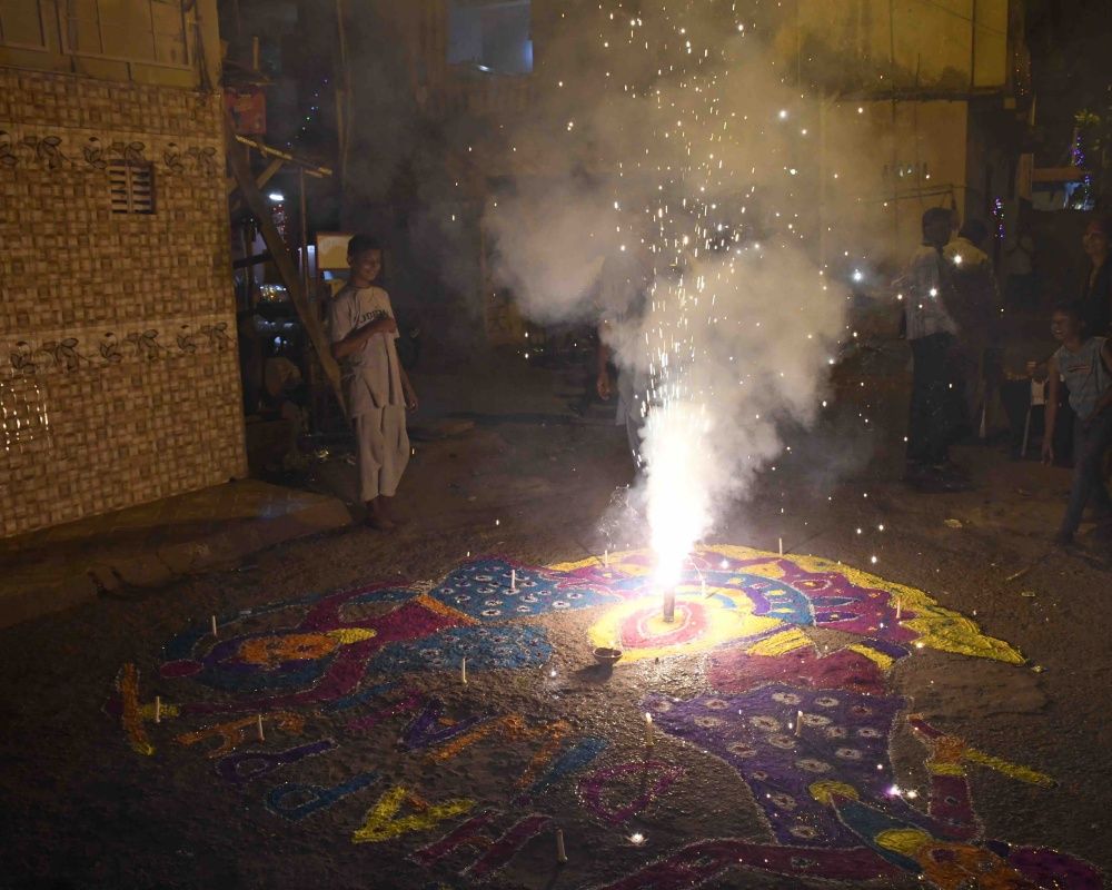 Hindular tarafından kutlanan Diwali Işık Festivali Yeni Delhi'nin hava kalitesini düşürdü 20