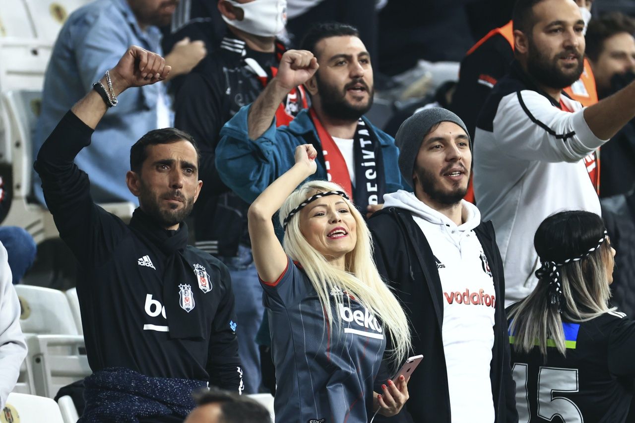 Vodafone Park'ta Abdullah Avcı tepkisi... Beşiktaş taraftarları eski hocasına küfür yağdırdı 2