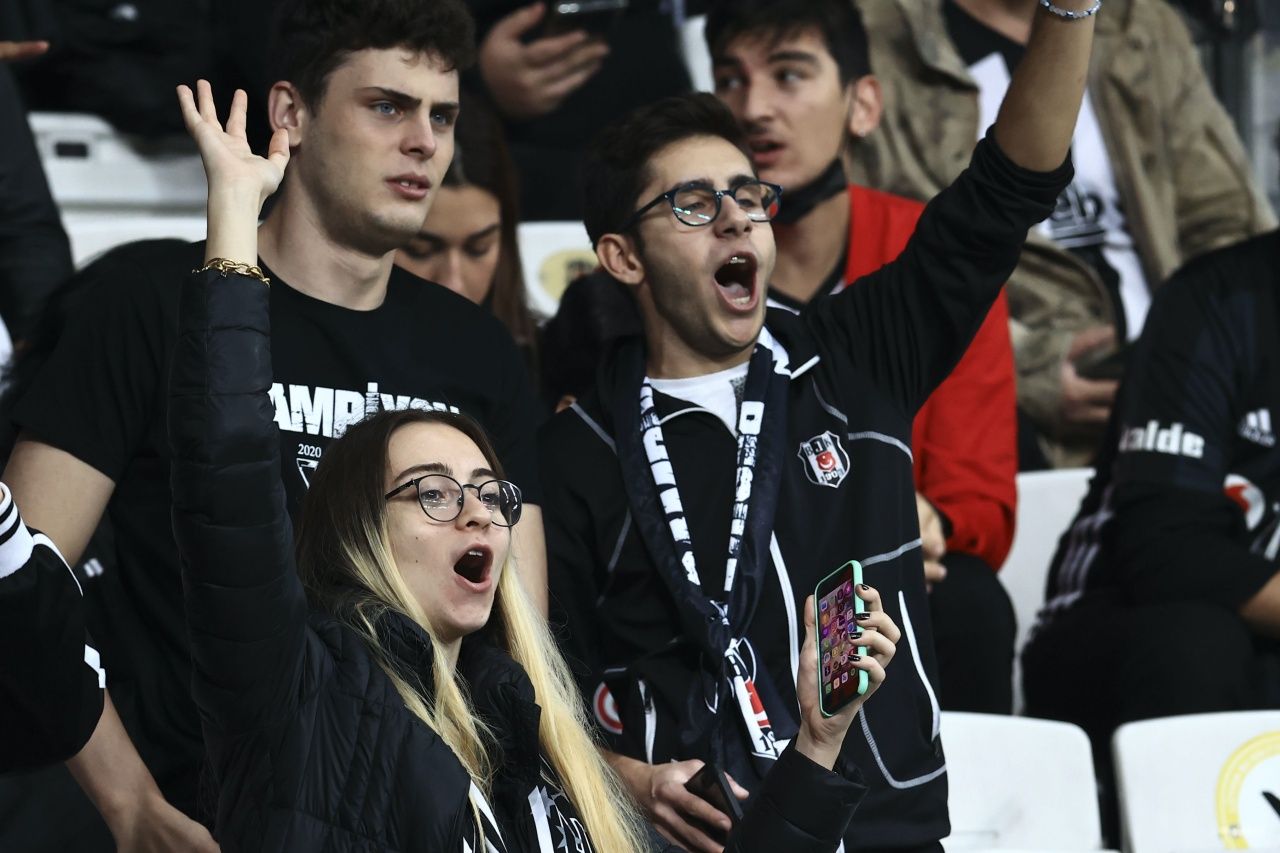 Vodafone Park'ta Abdullah Avcı tepkisi... Beşiktaş taraftarları eski hocasına küfür yağdırdı 3