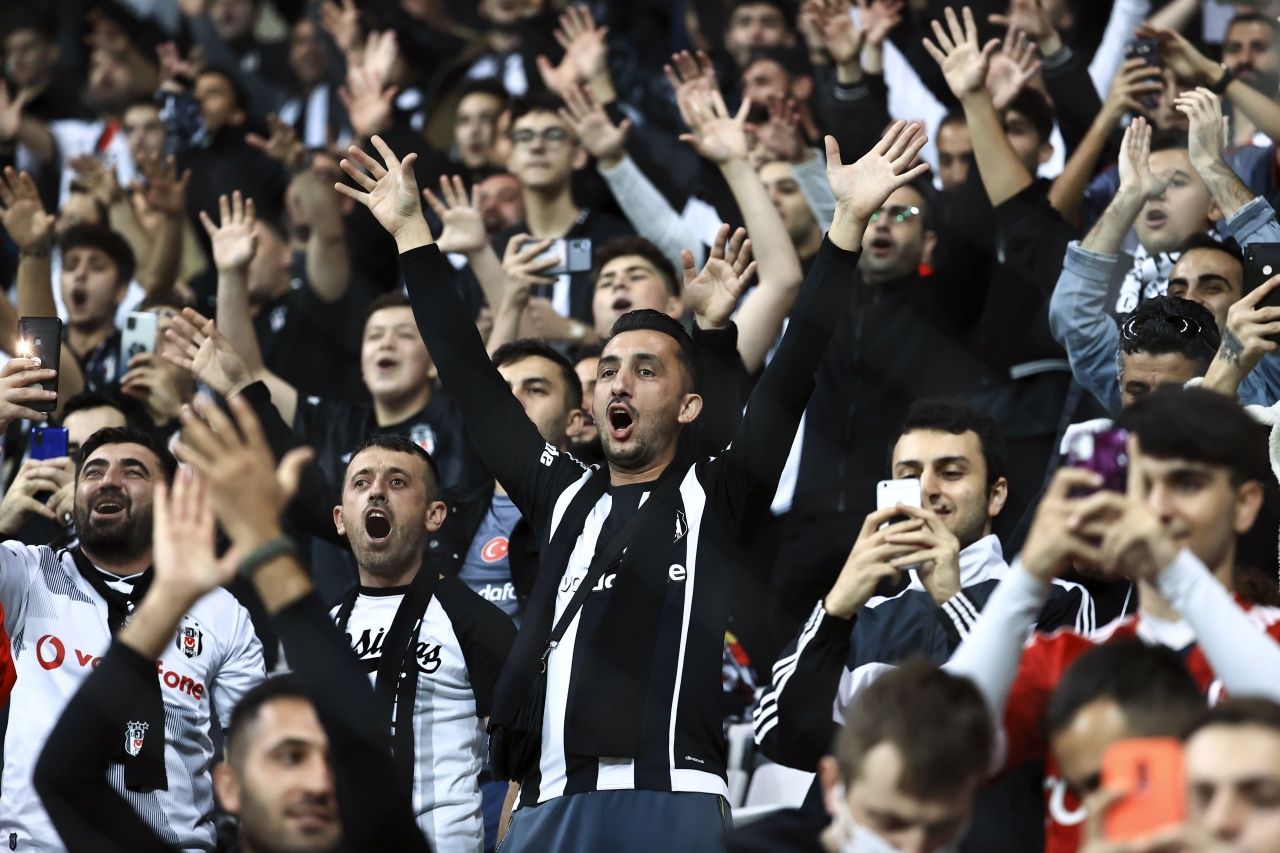 Vodafone Park'ta Abdullah Avcı tepkisi... Beşiktaş taraftarları eski hocasına küfür yağdırdı 4