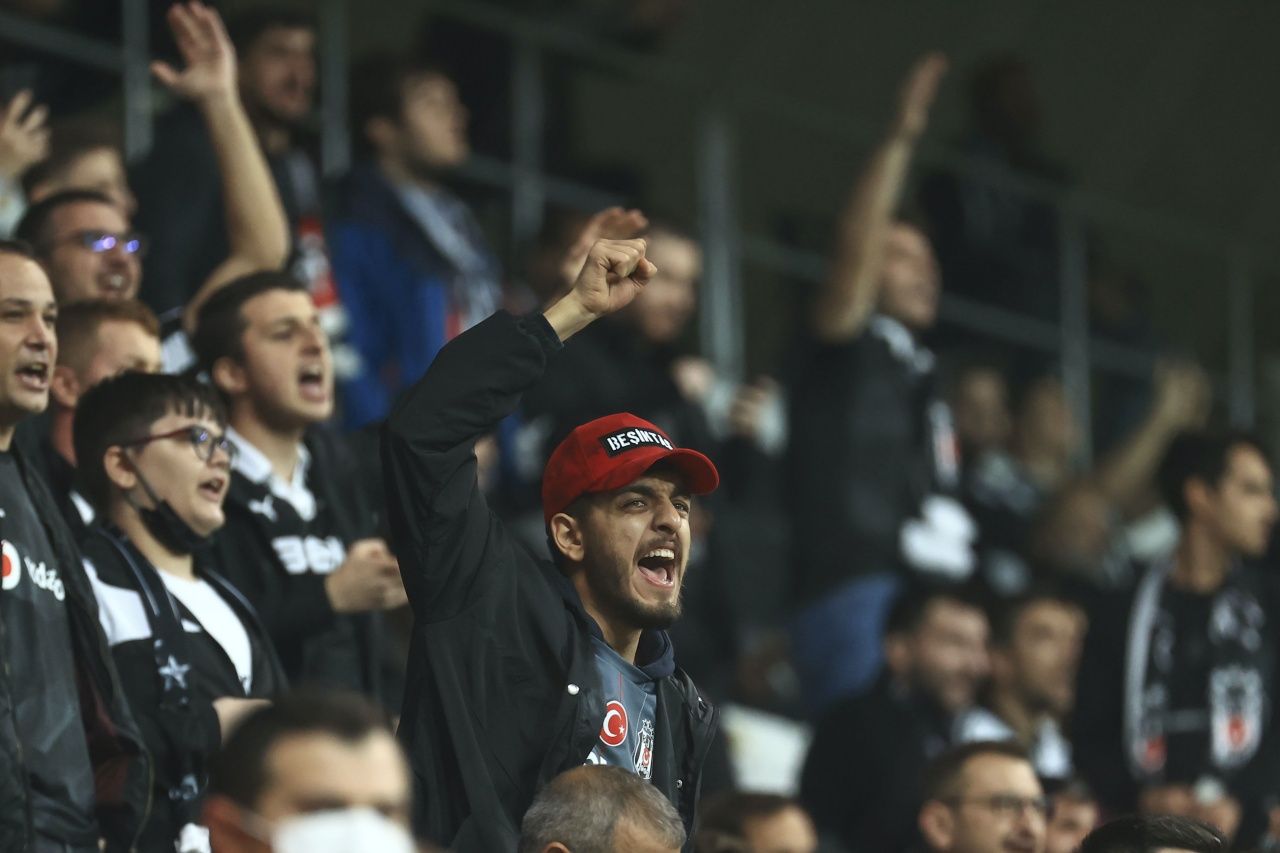 Vodafone Park'ta Abdullah Avcı tepkisi... Beşiktaş taraftarları eski hocasına küfür yağdırdı 6