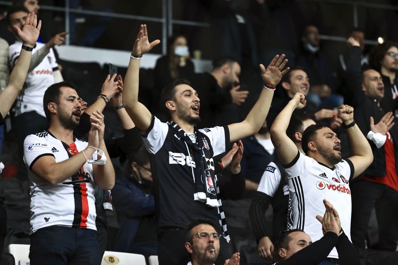 Vodafone Park'ta Abdullah Avcı tepkisi... Beşiktaş taraftarları eski hocasına küfür yağdırdı 1