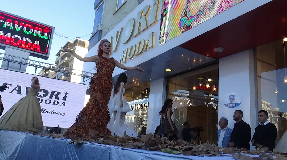 Doğaya dikkat çekmek için tasarlanan gelinlikler görenleri şaşırttı 5