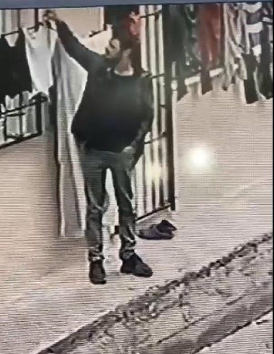 Bursalıların korkulu rüyası! Sapık hırsız kadın iç çamaşırlarını çalıp kaçıyor... Kameralara yakalandı... 3