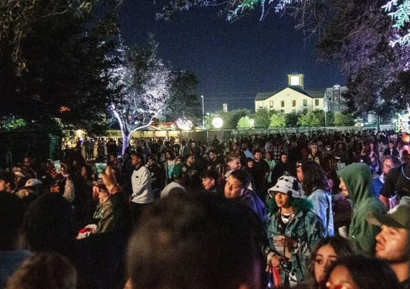 8 kişinin ezilerek can verdiği konserde Kylie Jenner ve Kendall Jenner hiçbir şey olmamış gibi cesetlerin arasından geçtiler 31