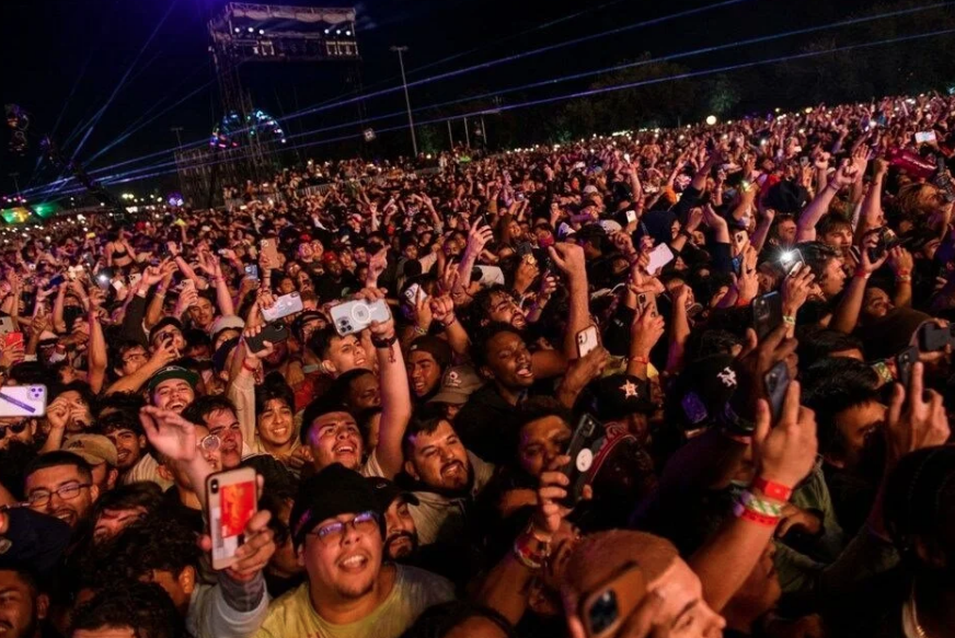 8 kişinin ezilerek can verdiği konserde Kylie Jenner ve Kendall Jenner hiçbir şey olmamış gibi cesetlerin arasından geçtiler 30