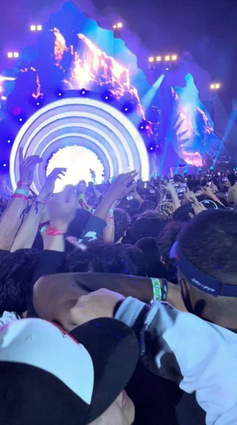 8 kişinin ezilerek can verdiği konserde Kylie Jenner ve Kendall Jenner hiçbir şey olmamış gibi cesetlerin arasından geçtiler 12